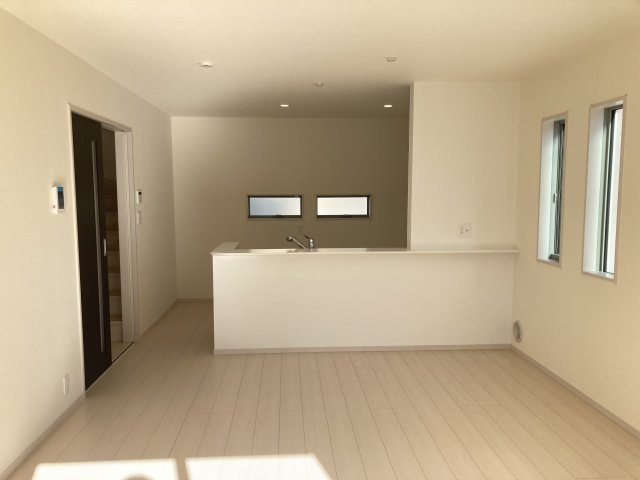 リーブルガーデンＳ第13吉岡町下野田　3号棟の居間・リビング|人気の対面式キッチンを配した空間はお好みの家具も合わせやすく、家族がくつろぐ快適な空間造りをサポート。窓からは明るい陽光が差し込みます。