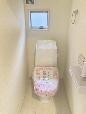 リーブルガーデンＳ第13吉岡町下野田　3号棟のトイレ|1階トイレです。清潔感のある白を基調としています。
温水洗浄・便座暖房機能の付いた快適なトイレです☆