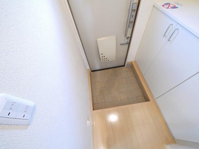 グランディール六条緑町の玄関|収納もある玄関です