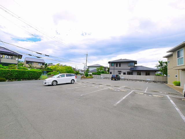 グランディール六条緑町の駐車場|駐車場に車を止められます