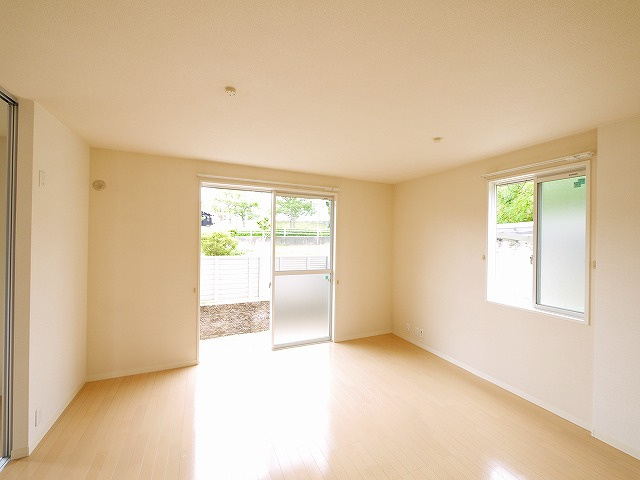 グランディール六条緑町の居間・リビング|使いやすいリビングです