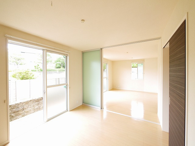 グランディール六条緑町の洋室|落ち着いた色調の洋室です