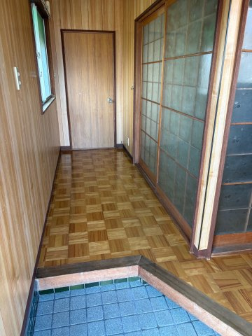 蜜蜂アパートの玄関