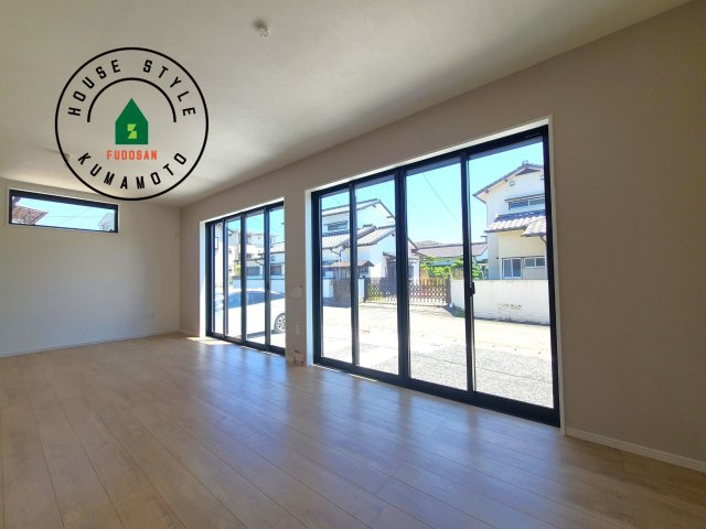 合志市御代志第2-2棟(2号棟)の内観：施工例|多くの時間を過すことになるリビングだからこそ、いつも穏やかな空間・解放感が味わえ毎日が充実します。