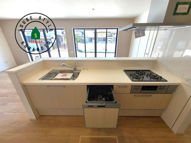 合志市御代志第2-2棟(2号棟)の内観：施工例|ダイニングテーブルへの配膳がラクラク、お料理はかどるカウンター付きシステムキッチン！