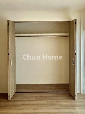 関屋ステーションハイツの収納|居室にはクローゼットを完備し、自由度の高い家具の配置が叶うシンプルな空間です。お子様の成長と必要になる子供部屋を与えるにはぴったりの間取りですね。