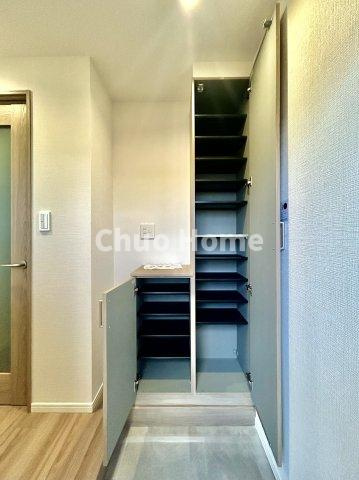 関屋ステーションハイツの玄関|【玄関】玄関には大型のシューズクローゼットを設置しておりますのでいつでもスッキリりとした空間を保てます。玄関周りを清潔に使うのはとても大事なことですよね。