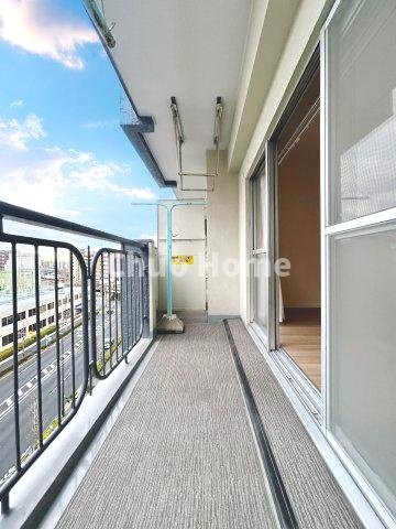 関屋ステーションハイツのバルコニー|【バルコニー】幅もあって、奥行きもあるゆとりのバルコニー。洗濯物を干したり乾かしたりだけでなく、ただ出てみるだけでも気持ちいいですよ。