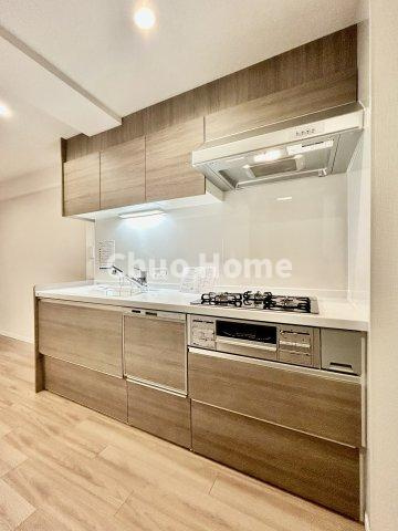 関屋ステーションハイツのキッチン|ワイドで収納豊富なシステムキッチン