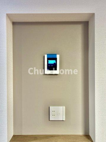 関屋ステーションハイツのセキュリティ|【モニターホン】誰が来たかすぐにわかるカラーモニター付きインターホン。通話ボタンを押すまでは室内の音は漏れていませんので相手を確かめてから応対できます。