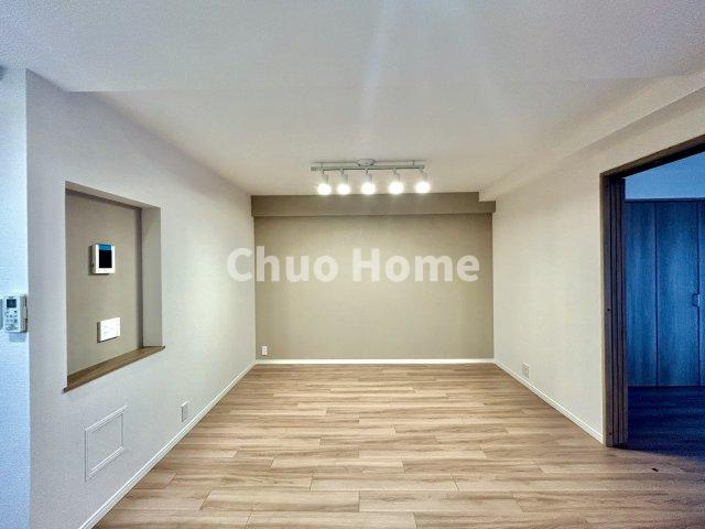 関屋ステーションハイツの居間・リビング|【リビングダイニング】一日の中で多くの時間を過すことになるリビングダイニングだからこそ、いつも穏やかな空間であることが必然。爽やかな通風と採光を存分に感じる事が出来る空間です。