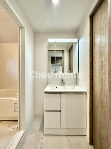 関屋ステーションハイツの脱衣所|【洗面所】明るい洗面所は朝をすっきりさせてくれる空間です。バタバタしている忙しい朝でも収納が多い洗面台では短い時間で効率良く支度ができます。