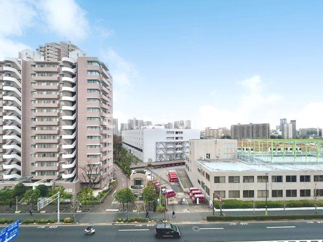 関屋ステーションハイツの展望|手を伸ばせば、ふれることが出来そうな環境が、そのままインテリアになったような印象です。その豊かな眺望にふさわしい空間には、通風・採光にも優れ、心地よい光と風があふれています