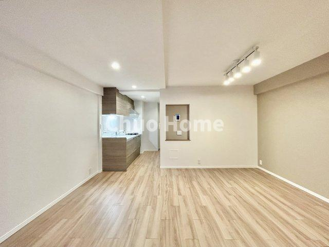 関屋ステーションハイツの居間・リビング|【居間・リビング】「ＬＤＫは家族団らんをデザイン」広いＬＤＫでは家族が集まり一緒の時間を過ごせる工夫がされております。何気ない一日の当たり前のひとコマがいつか一生の宝物になります