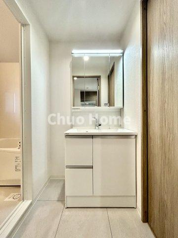 関屋ステーションハイツの独立洗面台|【洗面化粧台】洗面化粧台には三面鏡を採用。身だしなみを整えやすい事はもちろんですが、鏡の後ろに収納スペースを設ける事により、散らかりやすい洗面スペースをすっきりさせる事が出来るのも嬉しいですね