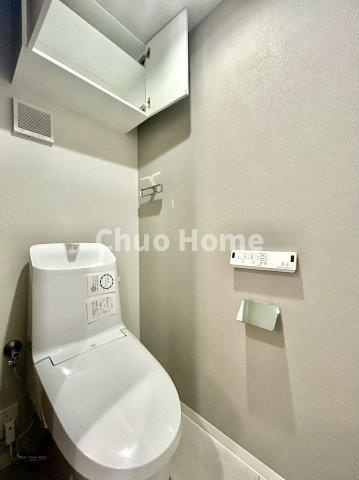 関屋ステーションハイツのトイレ|【トイレ】 収納スペースをしっかりと確保した温水洗浄便座機能付きトイレ。温水洗浄便座は清潔にお使いいただくための大切なアイテムです。