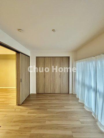 関屋ステーションハイツの洋室|【洋室】快適に過ごす条件は、一人ひとり違います。だからこそ飾り過ぎないシンプルな内装と偏り過ぎないデザインで統一しております。居住していく中でオーナー様だけの【マイホーム】に創り上げて下さい