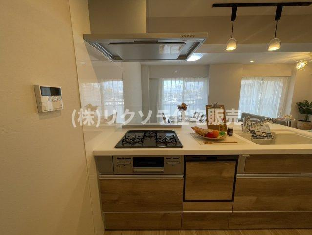 メゾン枚方岡山手のキッチン|ビルトイン3口コンロ
■物件内覧・資金計画相談・住宅ローン相談、リフォーム相談、お問合せ受付中■
※当日・翌日のご内覧、ご相談はお電話でのお問合せがスムーズです！