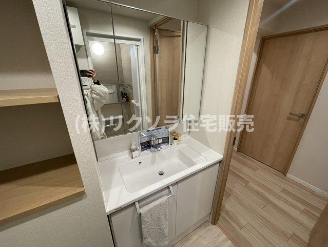 メゾン枚方岡山手の独立洗面台|三面鏡付き独立洗面台
■物件内覧・資金計画相談・住宅ローン相談、リフォーム相談、お問合せ受付中■
※当日・翌日のご内覧、ご相談はお電話でのお問合せがスムーズです！