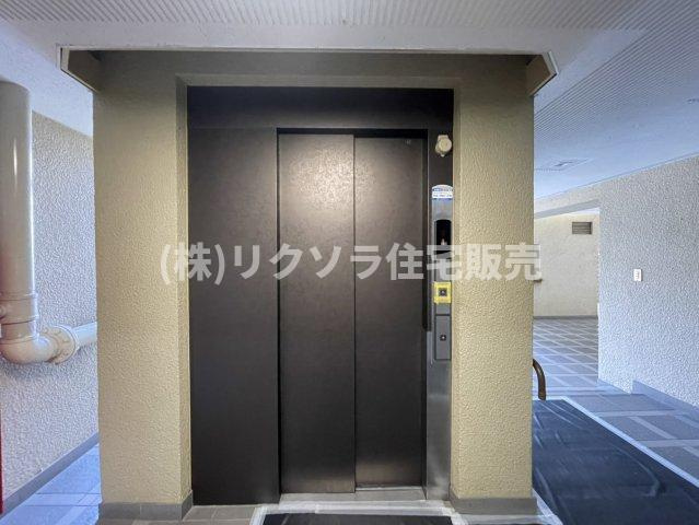 メゾン枚方岡山手のその他共用部分|エレベーター1基
■物件内覧・資金計画相談・住宅ローン相談、リフォーム相談、お問合せ受付中■
※当日・翌日のご内覧、ご相談はお電話でのお問合せがスムーズです！