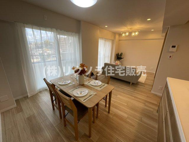 メゾン枚方岡山手の居間・リビング|LDK16.1帖
■物件内覧・資金計画相談・住宅ローン相談、リフォーム相談、お問合せ受付中■
※当日・翌日のご内覧、ご相談はお電話でのお問合せがスムーズです！