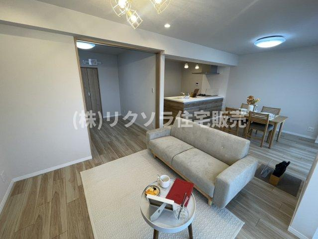 メゾン枚方岡山手の居間・リビング|LDK16.1帖
■物件内覧・資金計画相談・住宅ローン相談、リフォーム相談、お問合せ受付中■
※当日・翌日のご内覧、ご相談はお電話でのお問合せがスムーズです！