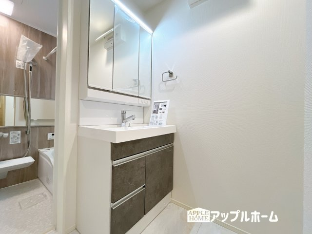 【新築住宅】さいたま市浦和区北浦和三 1期の独立洗面台|ゆとりの洗面スペースで朝の身支度も快適スムーズに。３面鏡で髪のセットやお化粧もストレスなくこなせ、朝から気分良く通勤通学に向かえそうですね！鏡の裏にはたっぷりと収納スペースを標準装備