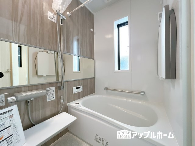 【新築住宅】さいたま市浦和区北浦和三 1期の浴室|窓付きのバスルームは、採光もあり明るく気持ちの良い空間です。窓があることで、換気環境も良好。掃除もスムーズに出来ます