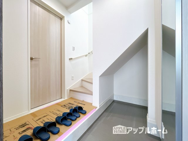 【新築住宅】さいたま市浦和区北浦和三 1期の玄関|住まう人も来客も入った時にワクワクさせてくれるオシャレな玄関♪収納スペースもあるので、靴がたくさんあっても安心！