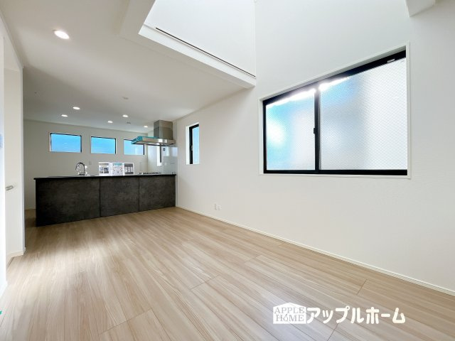 【新築住宅】さいたま市浦和区北浦和三 1期の居間・リビング|大きな窓のあるリビングは、陽光あふれる明るい空間です。居心地良く、ご家族皆がゆったり寛げる憩いの空間となりそうです。