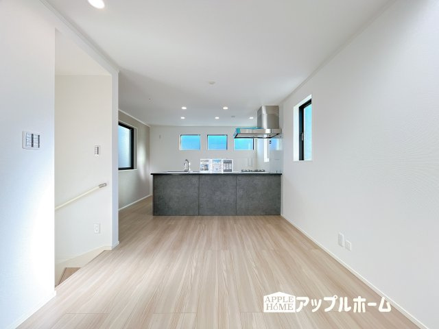 【新築住宅】さいたま市浦和区北浦和三 1期の居間・リビング|広々リビング×対面キッチンで家族の会話も弾みます♪家族団らんの秘訣は間取りにあり☆夢のマイホームを一緒に叶えましょう！