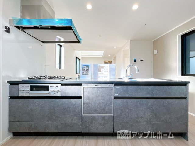 【新築住宅】さいたま市浦和区北浦和三 1期のキッチン|見栄えもよくお手入れもスムーズに出来ます。豊富な収納力もございますので、キッチンスペースをスッキリとお使い頂けそうです。