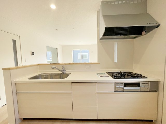 新築戸建・新築建売　いわき市小名浜南富岡第1　小名浜西小・小名浜第一中のキッチン|3口コンロなのでご飯を作りながらお弁当のおかずも作れて便利！