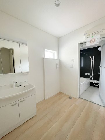 新築戸建・新築建売　いわき市小名浜南富岡第1　小名浜西小・小名浜第一中の独立洗面台|三面鏡タイプの独立洗面台で、身だしなみチェックも収納力も◎洗面まわりもすっきり清潔に保てます！