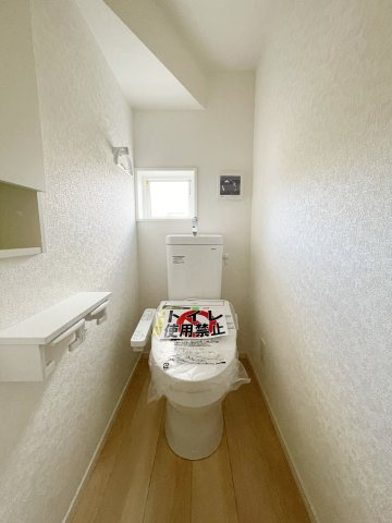 新築戸建・新築建売　いわき市小名浜南富岡第1　小名浜西小・小名浜第一中のトイレ|小窓付きで自然光が入る明るくて爽やかなトイレ空間です！
