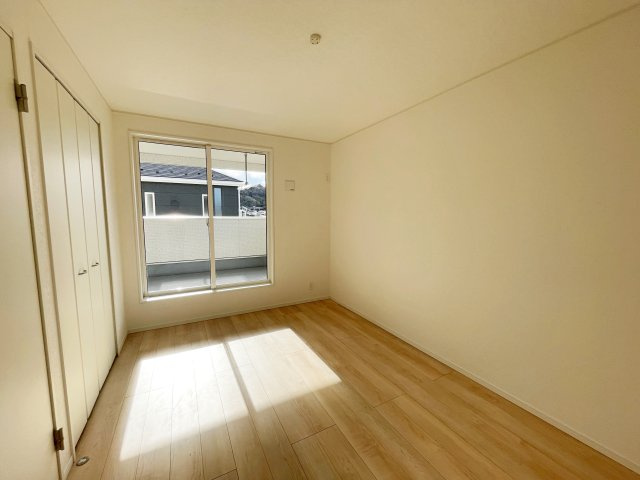 新築戸建・新築建売　いわき市小名浜南富岡第1　小名浜西小・小名浜第一中の洋室|ホワイトベースの爽やかな洋室！2面採光で日差しがしっかり入り、朝もすっきり目覚められます♪