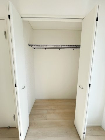 新築戸建・新築建売　いわき市小名浜南富岡第1　小名浜西小・小名浜第一中の収納|棚付きクローゼットは衣類だけでなくバッグや帽子も綺麗に収まる収納力が魅力です！