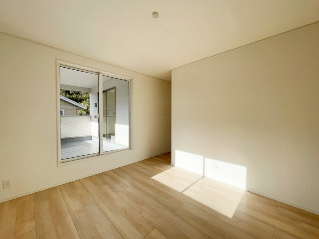 新築戸建・新築建売　いわき市小名浜南富岡第1　小名浜西小・小名浜第一中の洋室|2面採光で陽射しがたっぷり差し込む明るい洋室です！