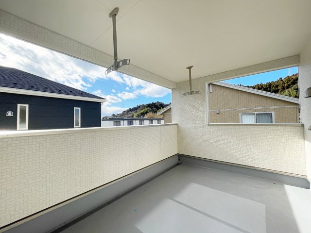 新築戸建・新築建売　いわき市小名浜南富岡第1　小名浜西小・小名浜第一中のバルコニー|インナーバルコニーは天候に左右されずに、プライベートな空間でくつろぎや洗濯物干しに最適！