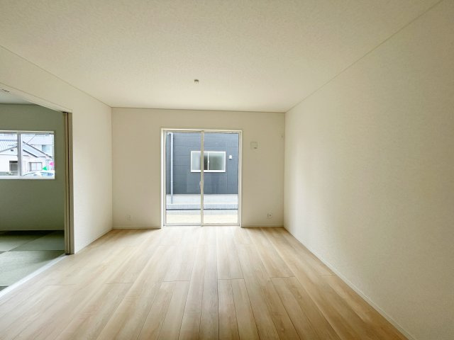 新築戸建・新築建売　いわき市小名浜南富岡第1　小名浜西小・小名浜第一中の居間・リビング|ホワイトを基調とした明るく開放的なLDKです！