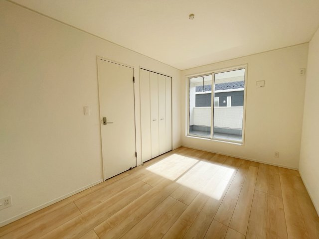 新築戸建・新築建売　いわき市小名浜南富岡第1　小名浜西小・小名浜第一中の洋室|2面採光で明るい洋室です！ホワイト基調の爽やか空間からインナーバルコニーにも出られます♪