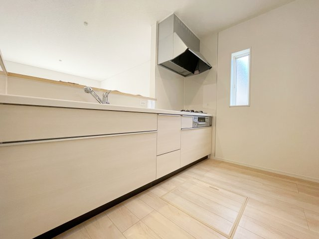 新築戸建・新築建売　いわき市小名浜南富岡第1　小名浜西小・小名浜第一中のキッチン|明るいホワイトトーンの対面式キッチンで、料理中もリビングの様子が見えて安心です♪