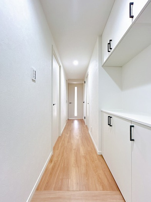 【玄関】 | グローリアス安城日の出町 | 玄関側からの廊下