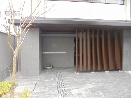 ザ・サンメゾン京都御所西のエントランス