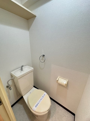 【トイレ】 | ルミエール日吉 | 人気のバストイレ別です♪トイレが独立していると使いやすいですよね☆小物を置ける便利な棚やタオルハンガーも付いています♪