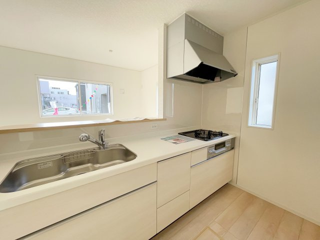 新築戸建・新築建売　いわき市小名浜南富岡第1　小名浜西小・小名浜第一中のキッチン|カウンター越しに会話が弾む、家族とのつながりを感じられる対面キッチンです！