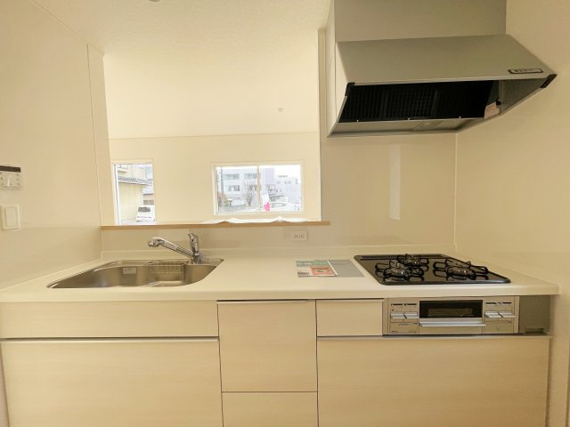 新築戸建・新築建売　いわき市小名浜南富岡第1　小名浜西小・小名浜第一中のキッチン|3口コンロなのでご飯を作りながらお弁当のおかずも作れて便利！