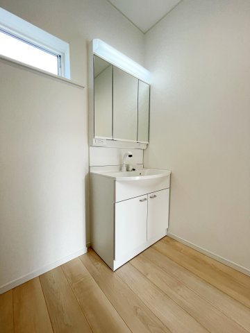 新築戸建・新築建売　いわき市小名浜南富岡第1　小名浜西小・小名浜第一中の独立洗面台|三面鏡タイプの独立洗面台で、身だしなみチェックも収納力も◎洗面まわりもすっきり清潔に保てます！