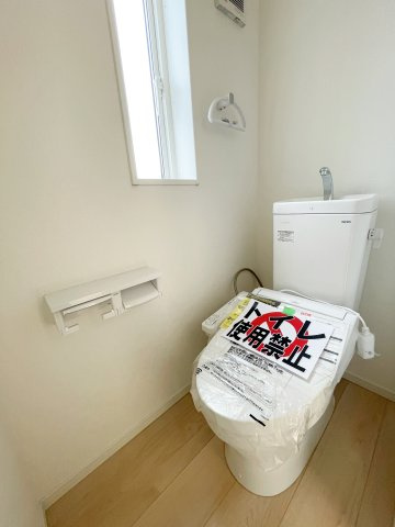 新築戸建・新築建売　いわき市小名浜南富岡第1　小名浜西小・小名浜第一中のトイレ|小窓付きで自然光が入る明るくて爽やかなトイレ空間です！