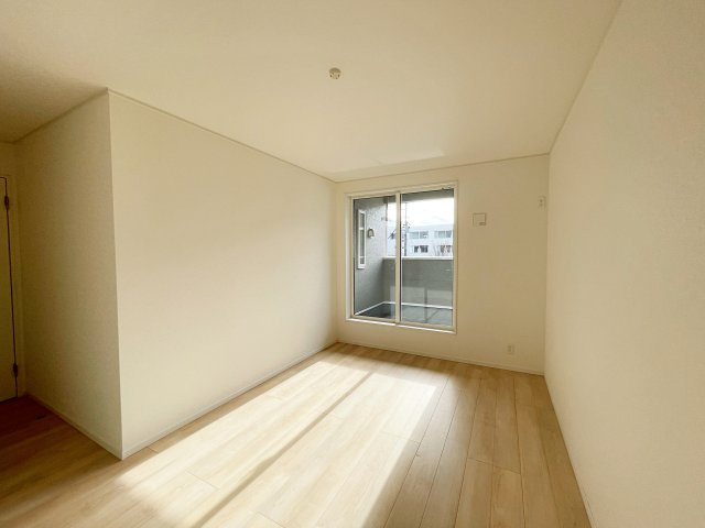 新築戸建・新築建売　いわき市小名浜南富岡第1　小名浜西小・小名浜第一中の洋室|ホワイトベースの爽やかな洋室！2面採光で日差しがしっかり入り、朝もすっきり目覚められます♪